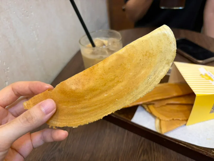 얇게 접힌 보카도 한 조각 클로즈업