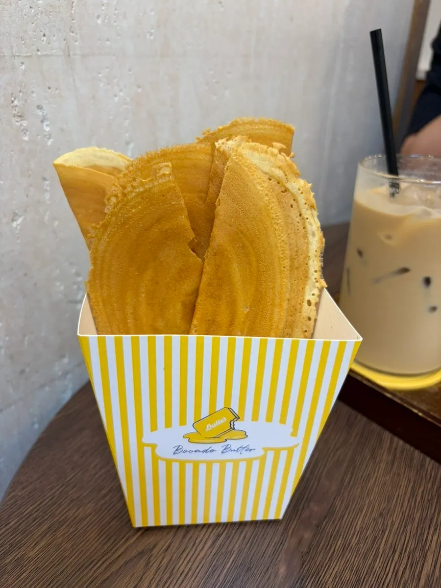 아이스라떼와 함께 놓인 보카도 상자