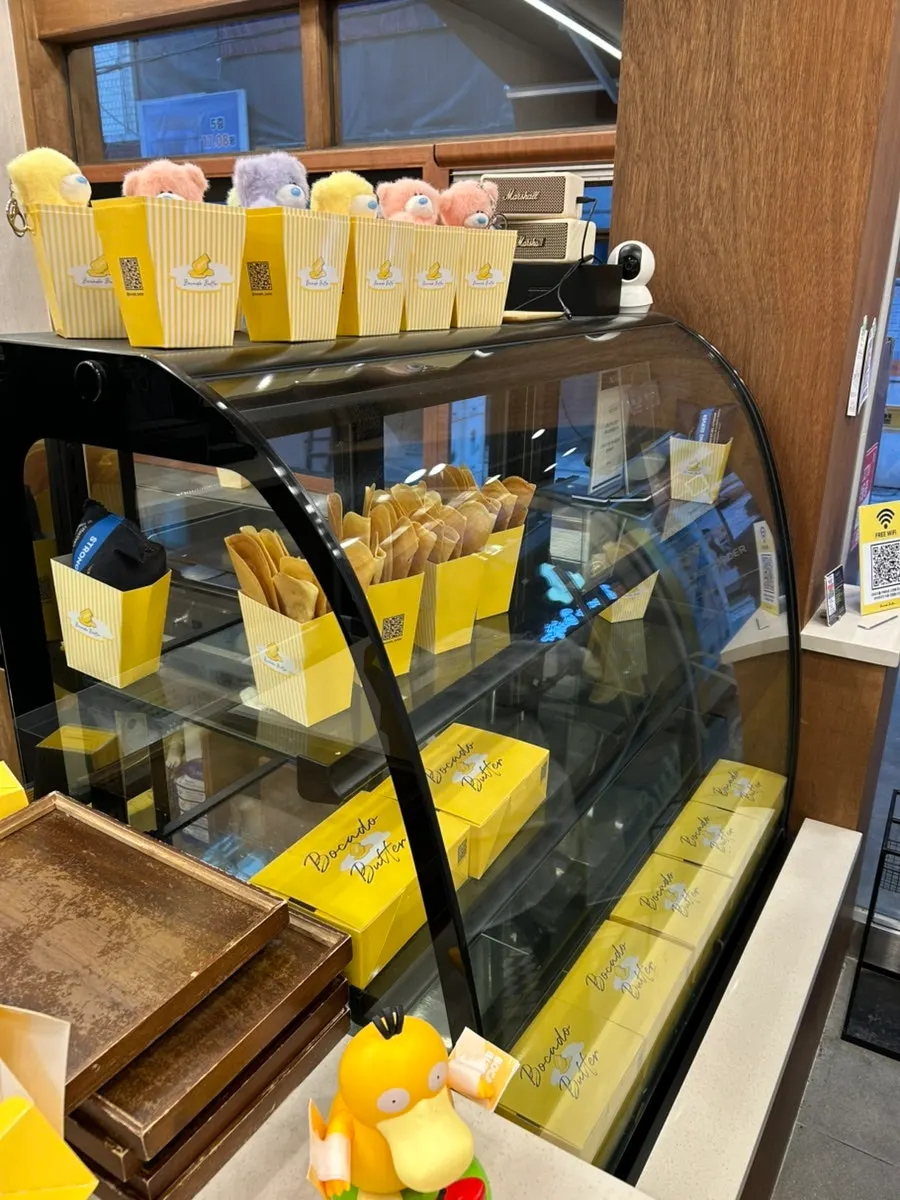 주문을 기다리는 보카도버터 카운터