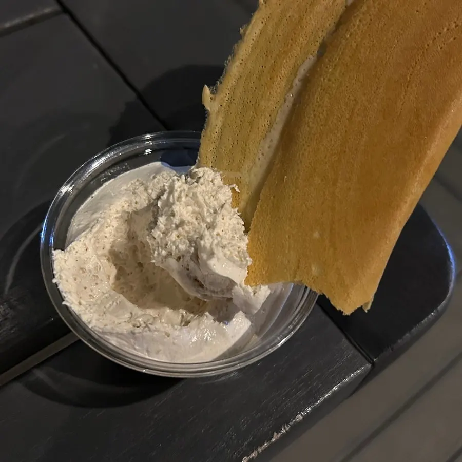 커피 디핑 크림을 찍은 보카도