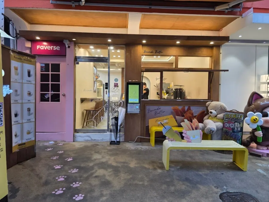 可愛らしく飾られたボカドバター聖水の店の前