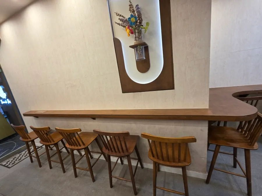 クリームソースの種類案内と店内カウンター