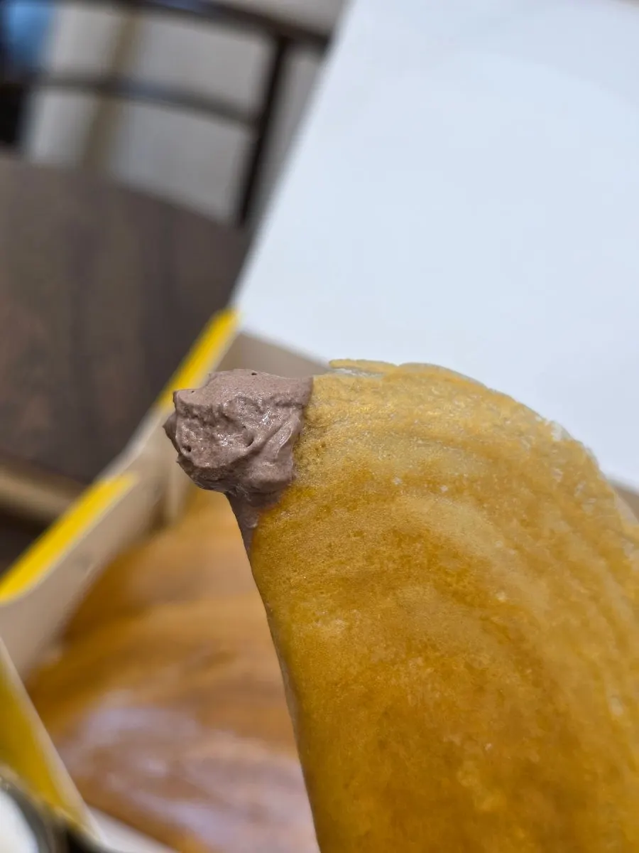 薄くパリッと焼かれたボカドの断面