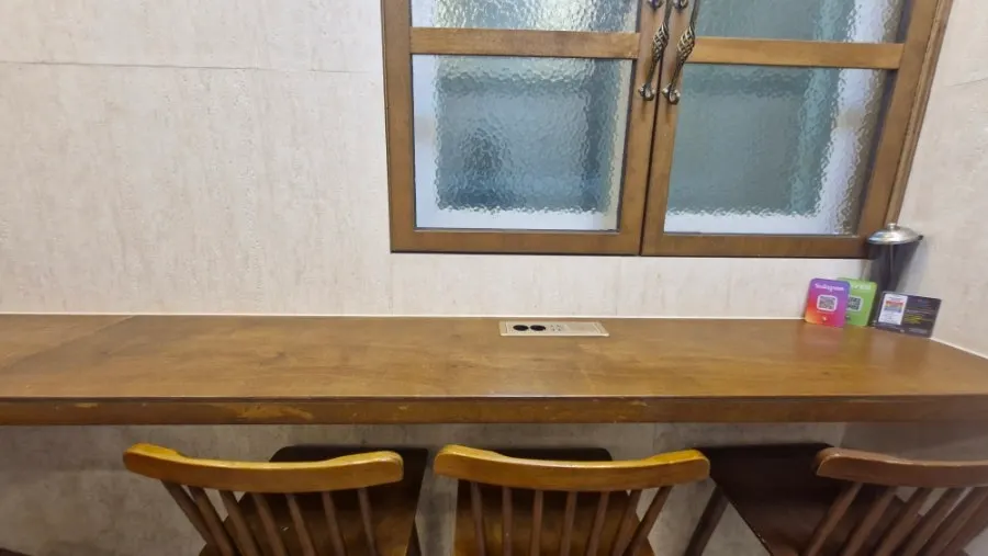 콘센트가 마련된 카페 좌석 공간