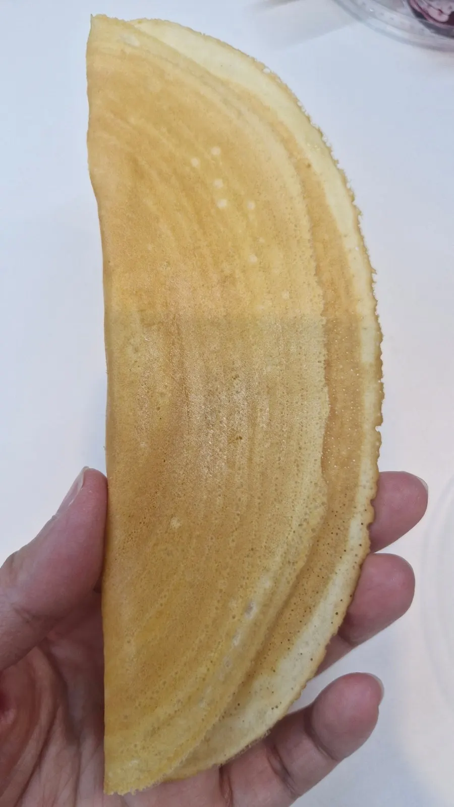 크림 없이 그대로 집어 든 보카도