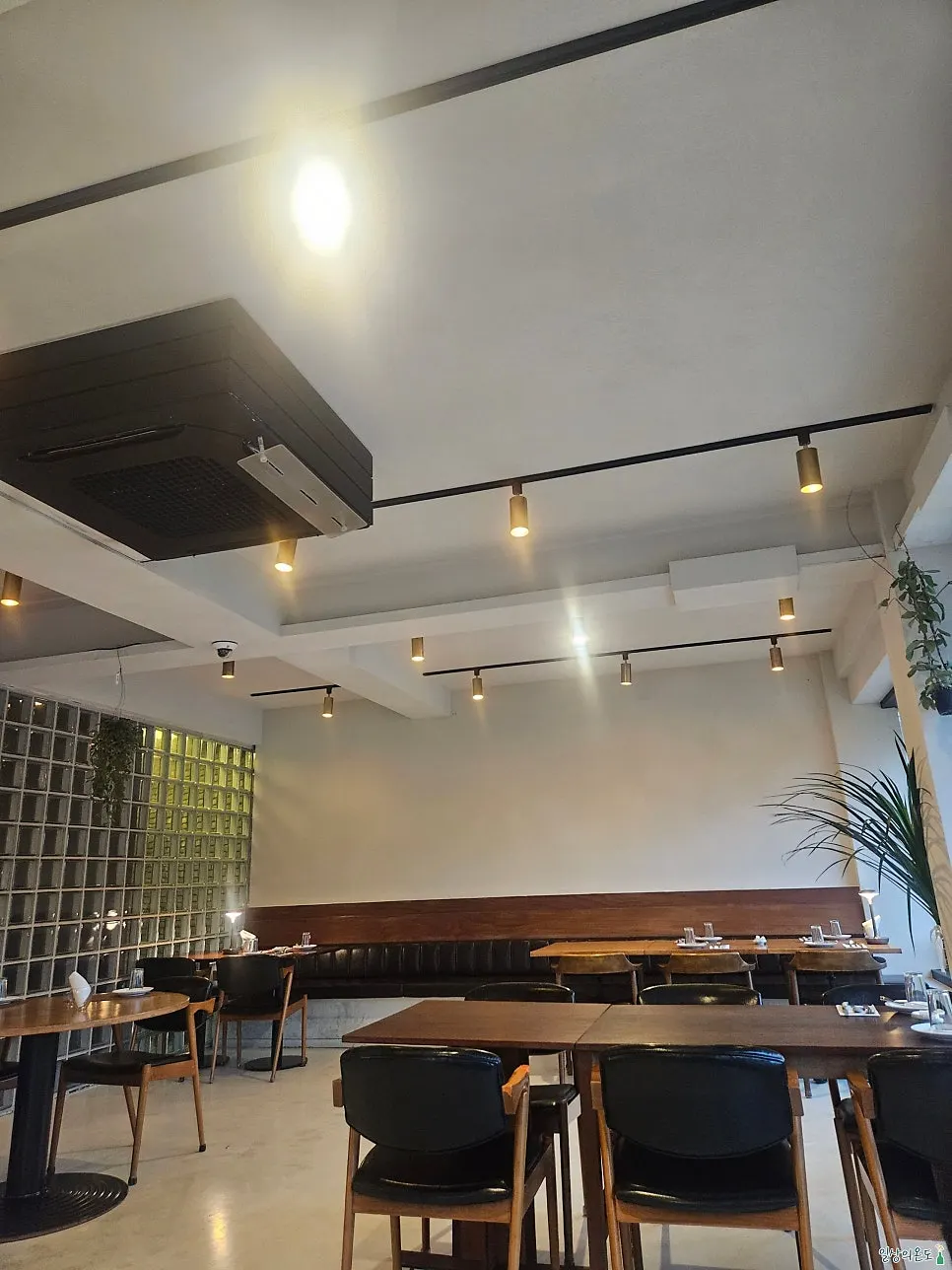 The spacious, open interior at Bokkeriu