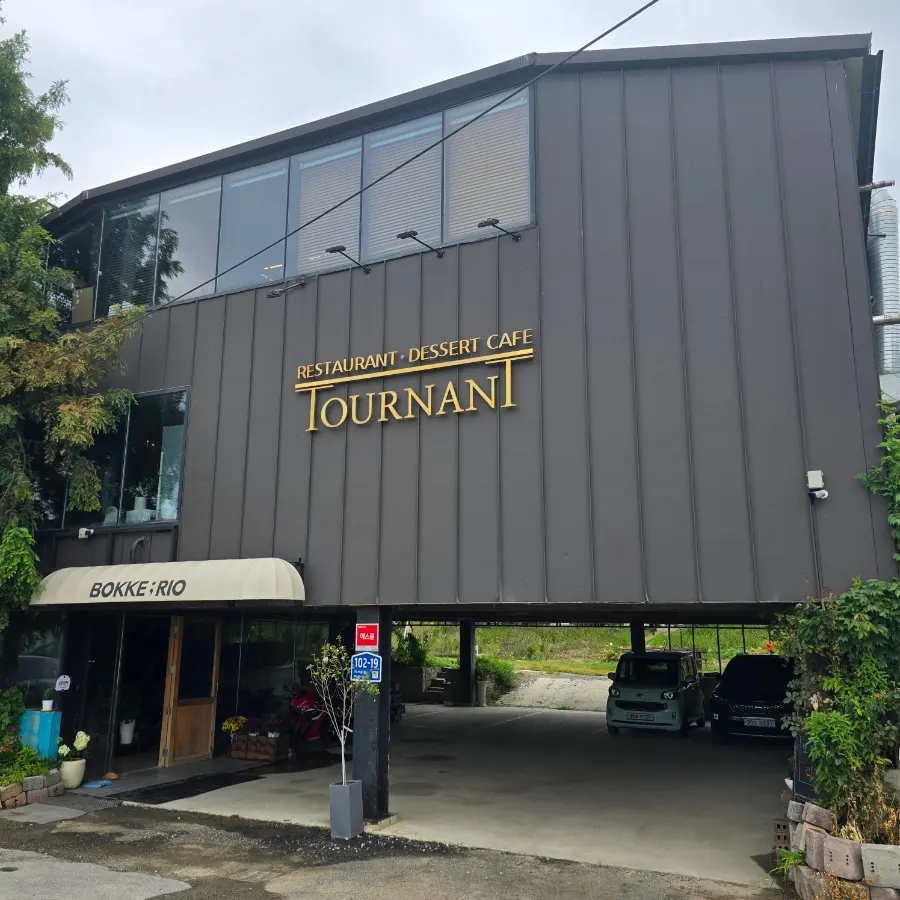Bokkeriu's exterior and the dedicated parking lot in front