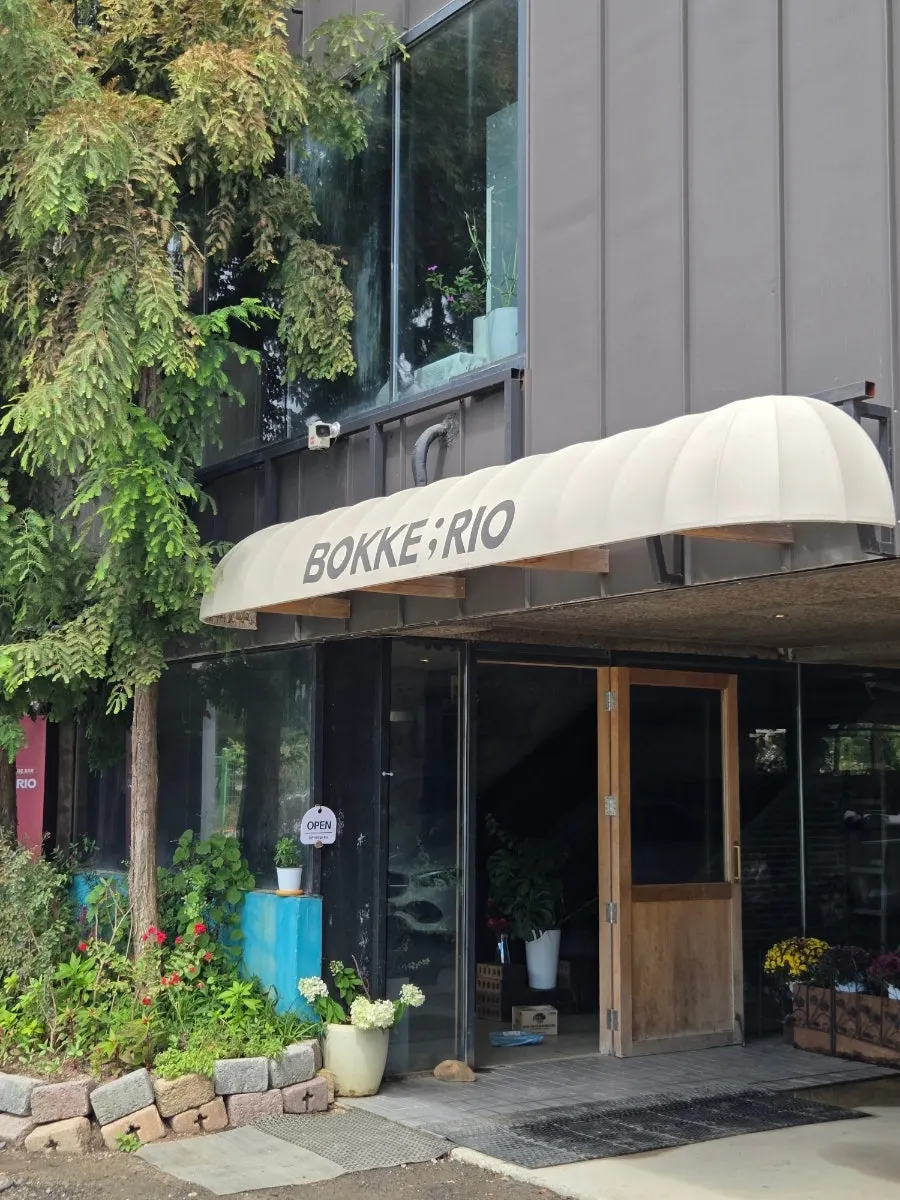 Parking space in front of Bokkeriu Hanam