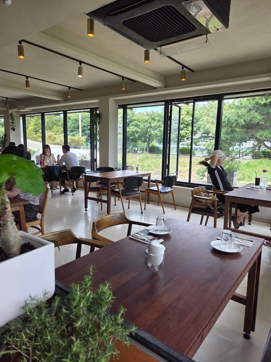 Bokkeriu Hanam's dining hall with wide picture windows