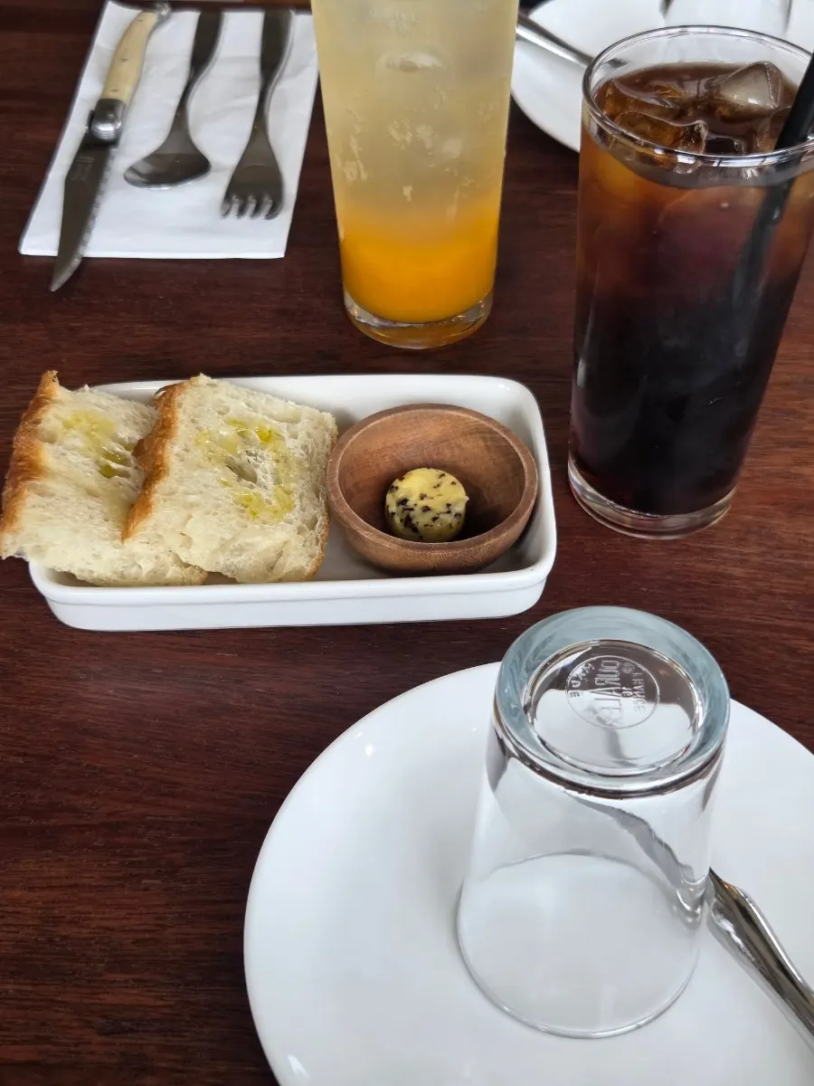 Bokkeriu's open kitchen and coffee machine