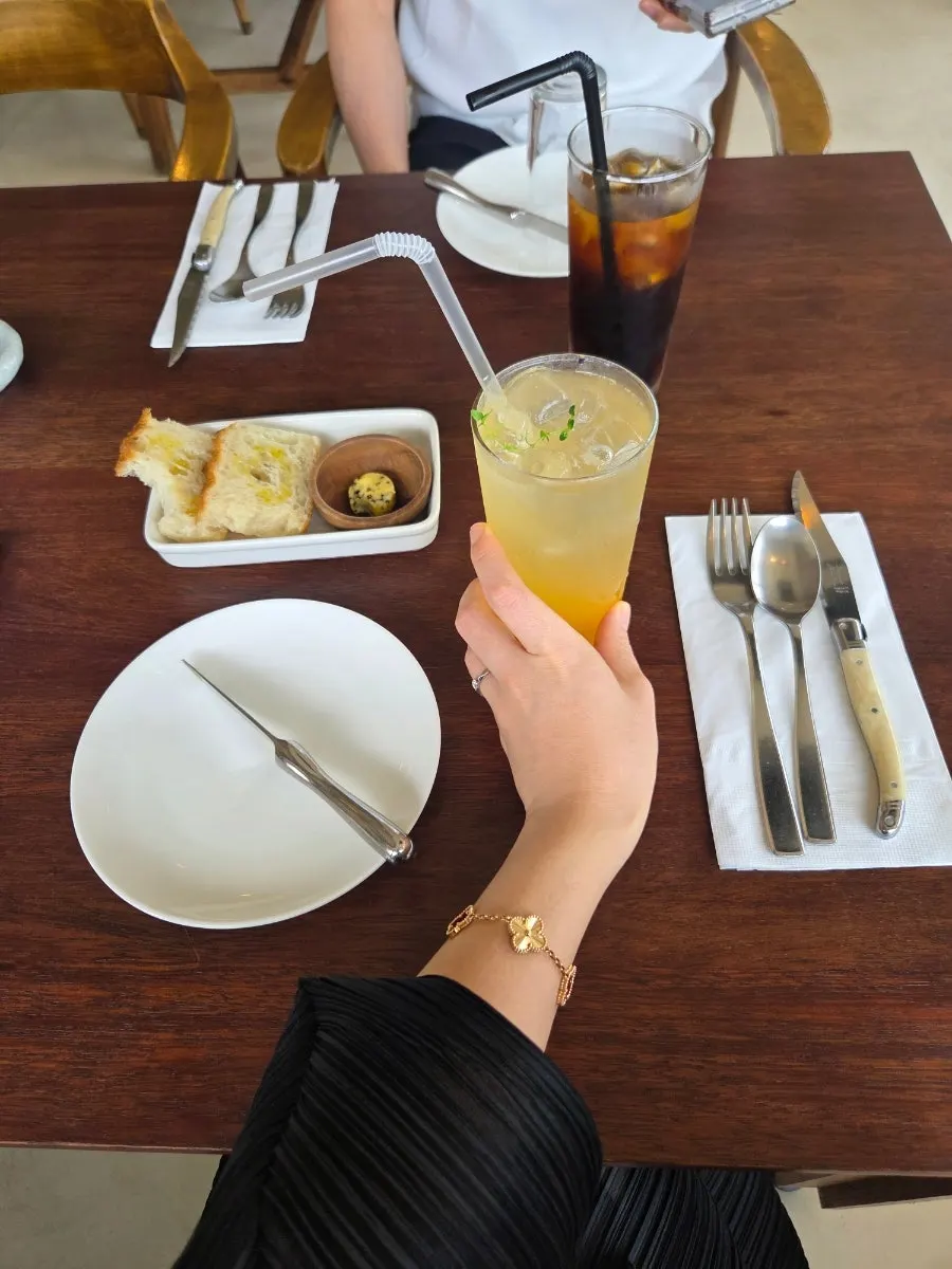 A glass of ade and a coffee at Bokkeriu