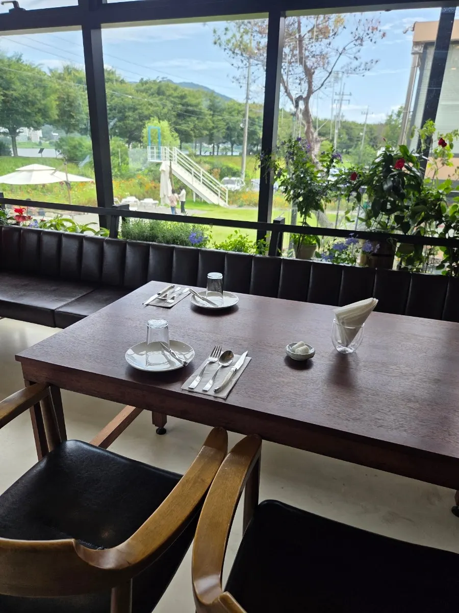 Bokkeriu's reserved table set with plates and cutlery
