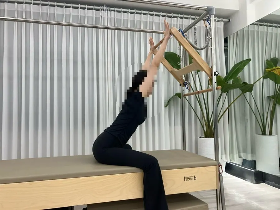 Shoulder exercise during 1:1 custom coaching