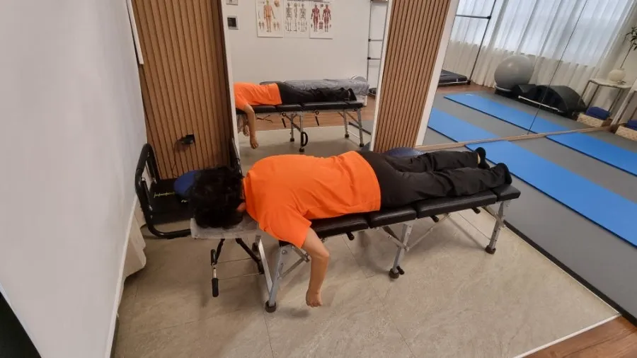 1-on-1 body care performed on the bed