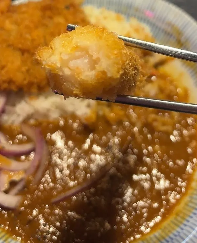 Shrimp cutlet curry topped with five fried shrimp