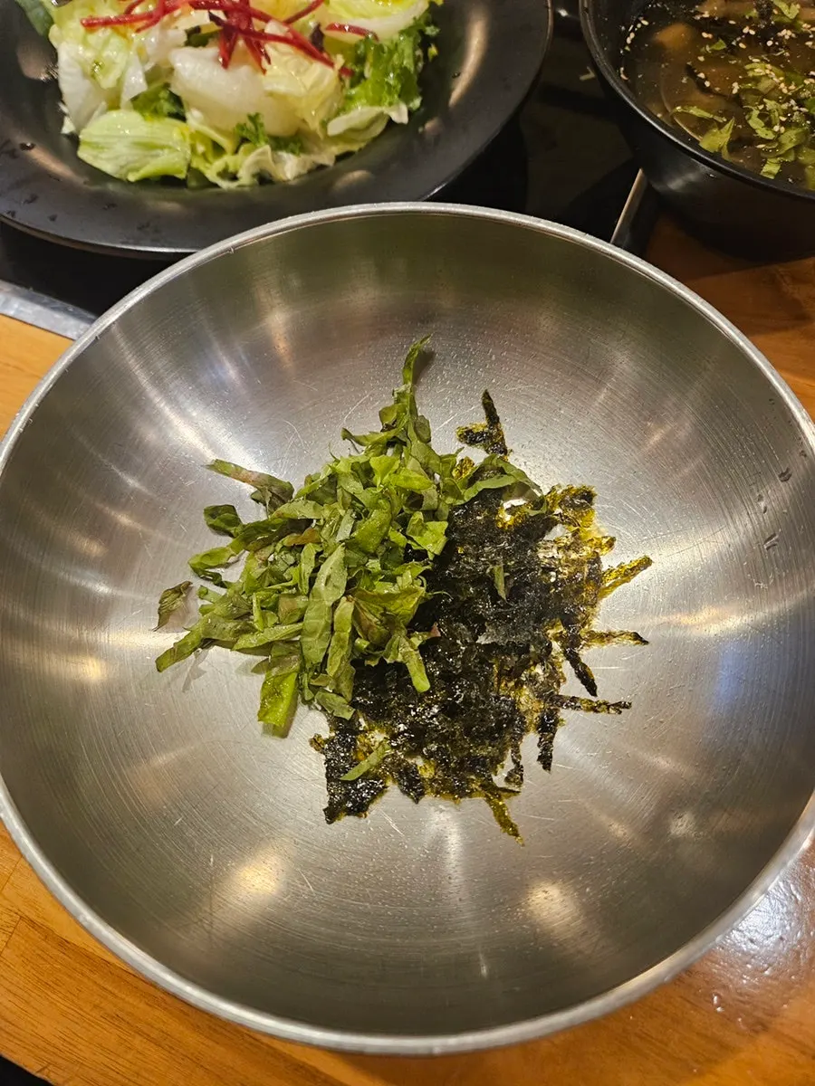 Mukbap (buckwheat jelly soup) included in the set