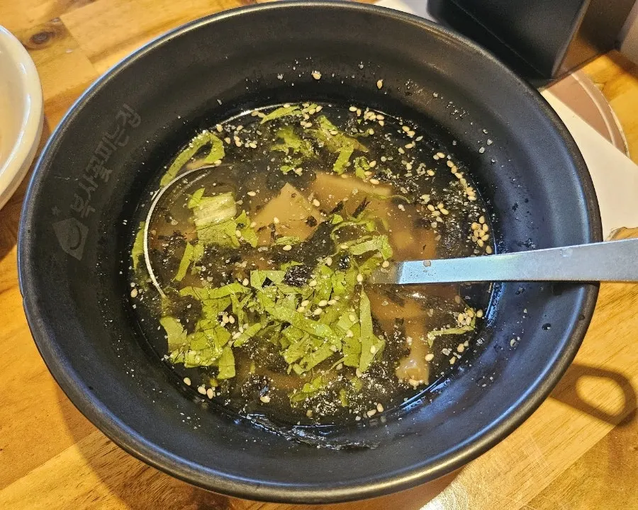샐러드와 묵사발 등 기본 밑반찬