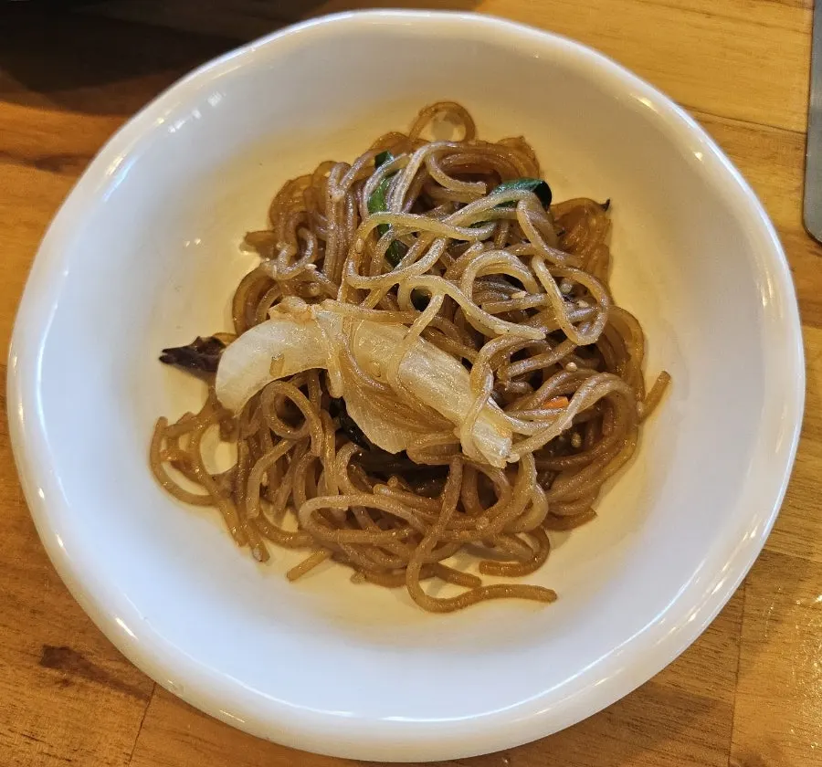 잡채와 콩나물무침, 열무김치 반찬
