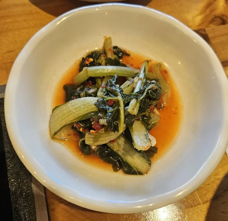 무비트 피클과 밑반찬 접시