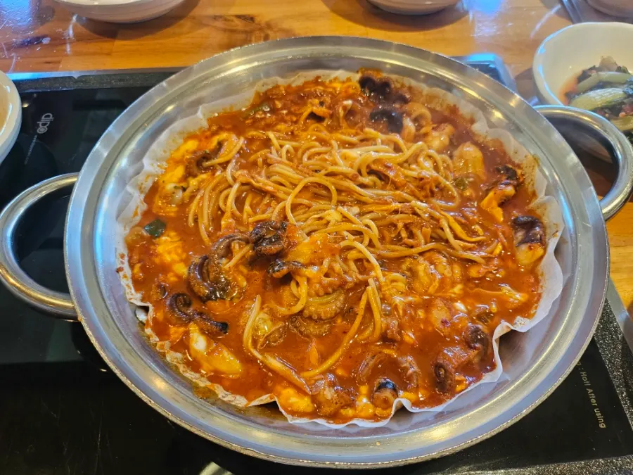 치즈와 함께 늘어나는 파스타면