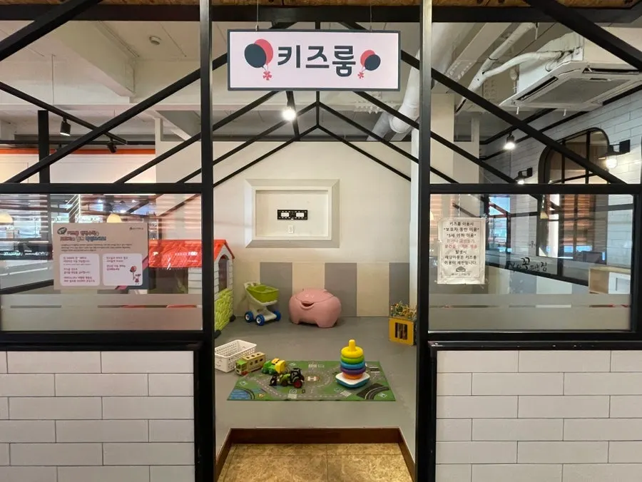 매장 한켠에 마련된 키즈룸 공간