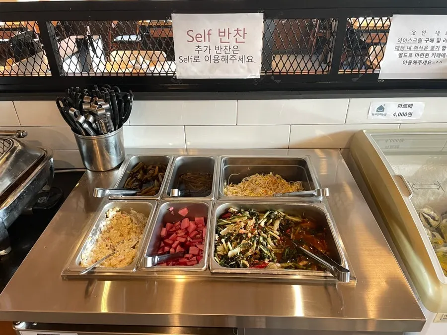 잡채와 동치미가 담긴 기본 반찬