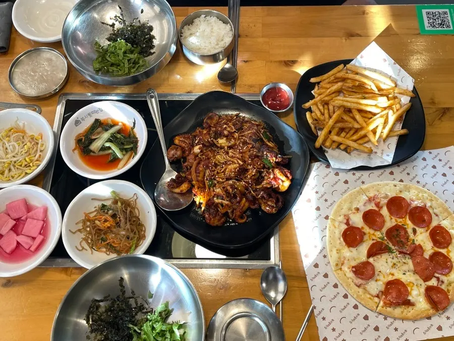 한상 가득 차려진 직화쭈꾸미볶음세트