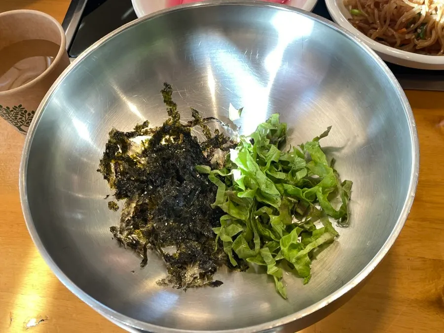 비빔용 큰 그릇과 김가루, 썰어놓은 상추