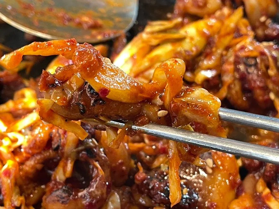 젓가락으로 건져 올린 오동통한 쭈꾸미