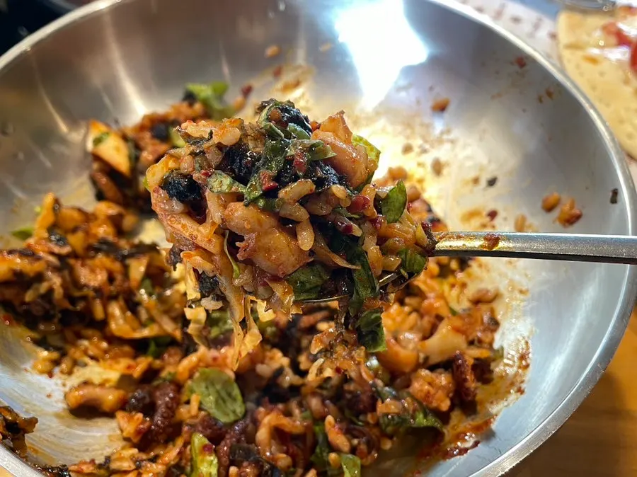 새빨갛게 비벼진 쭈꾸미 비빔밥