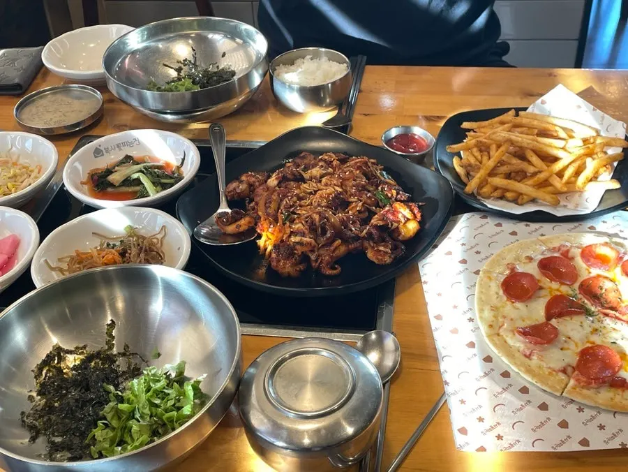 창밖 풍경이 보이는 창가 자리