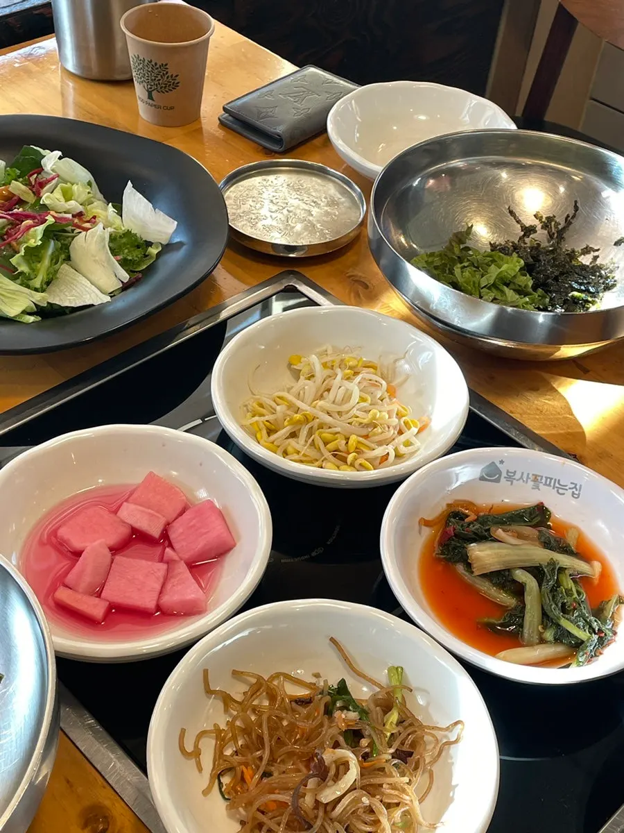 종이컵에 담아 먹는 무료 후식 코너