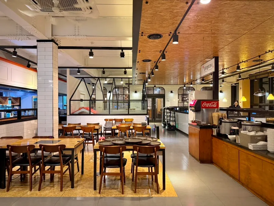 Spacious, clean dining hall at Boksakkot Pineun Jip Daejeon Branch