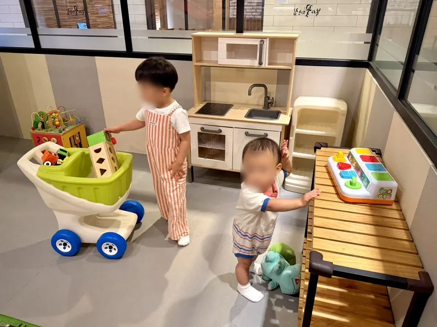 Play area in the kids' room suitable even for babies