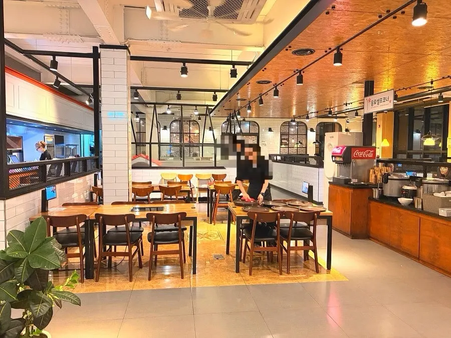 Overview of the parking area at Boksakkot Pineun Jip Daejeon Branch