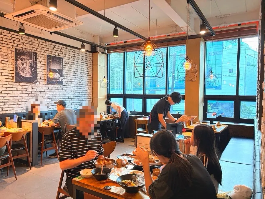 Spacious dining room and tables inside Boksakkot Pineun Jip Daejeon Branch