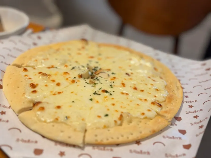 Gorgonzola pizza that came with the set