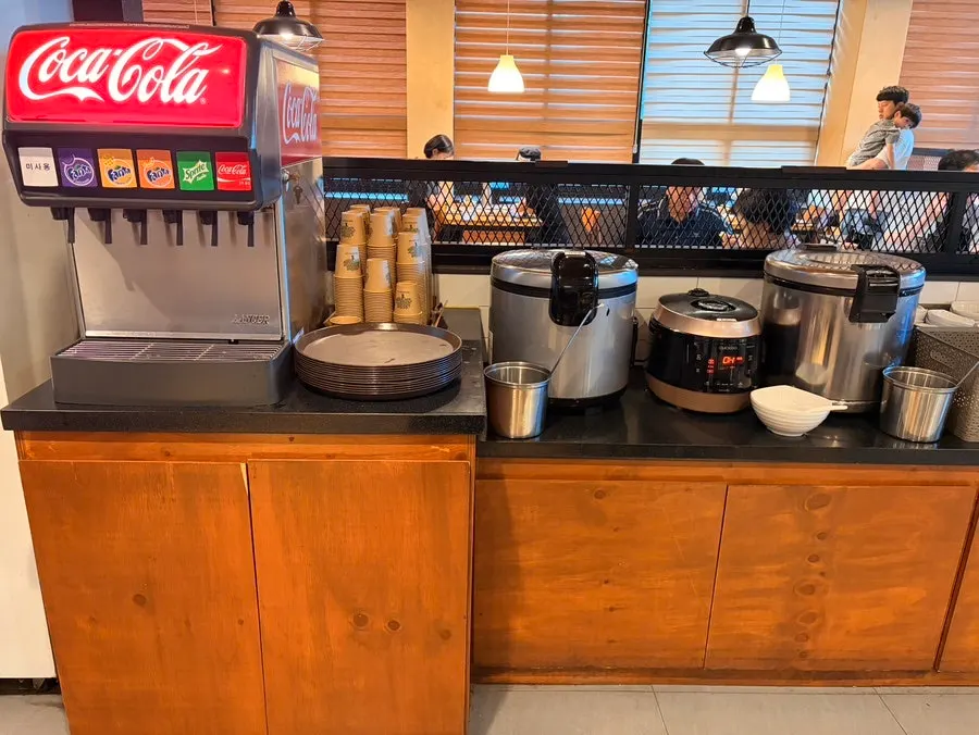 Self-serve bar corner at Boksakkot Pineun Jip Daejeon Branch
