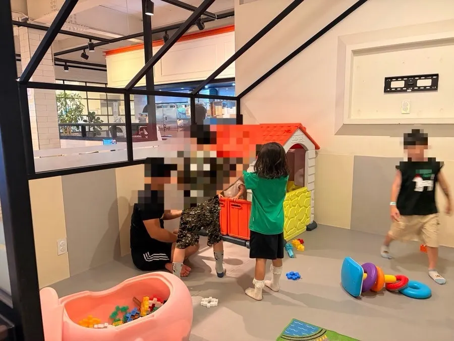 Seating around the kids' room