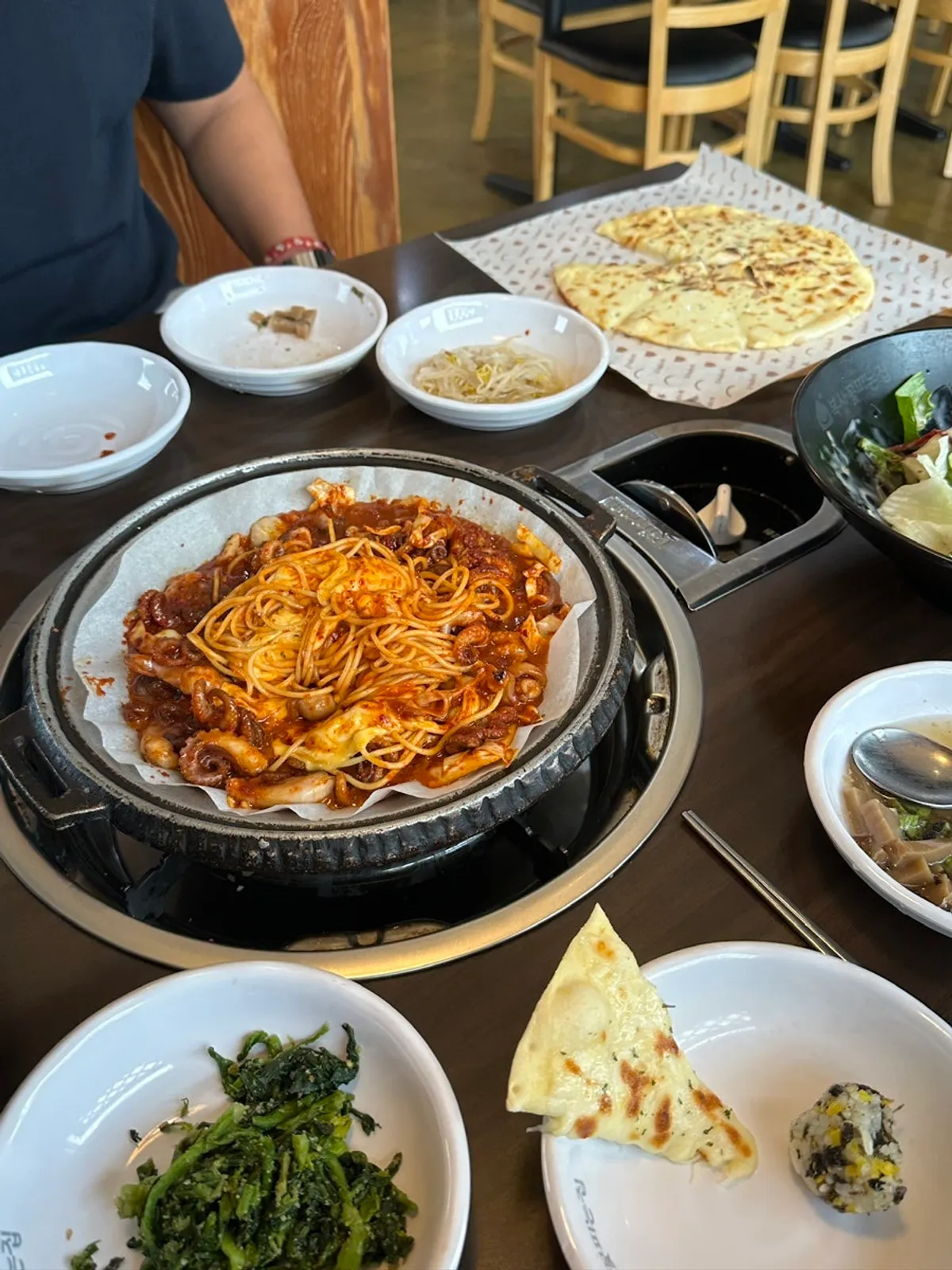 치즈와 파스타면이 올라간 직화 쭈꾸미볶음