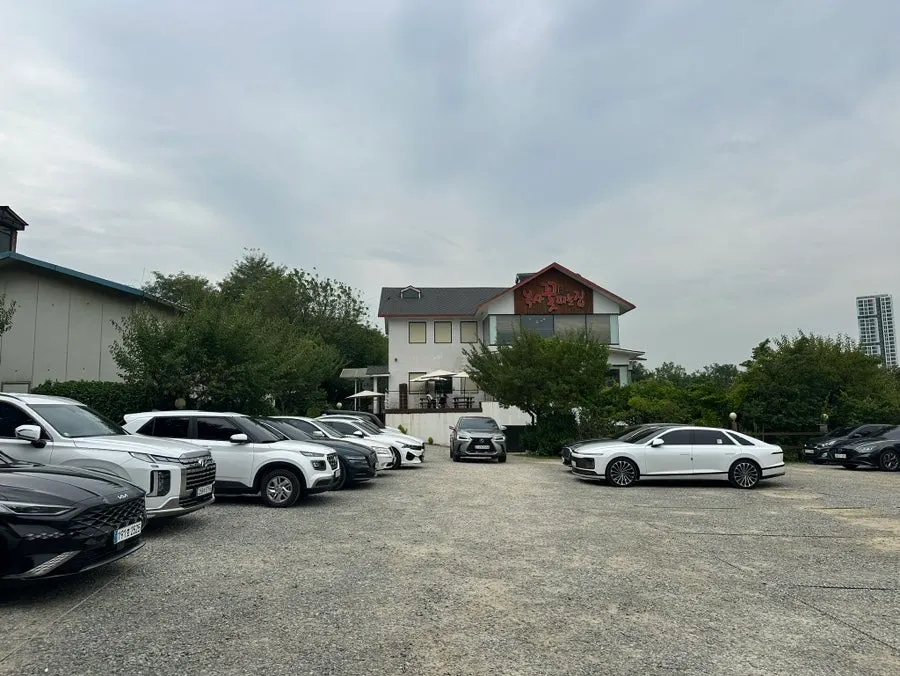 복사꽃피는집 인천점 매장 앞 넓은 주차장