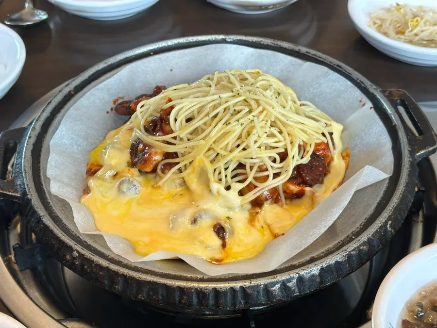 녹은 모짜렐라치즈를 늘린 쭈꾸미볶음