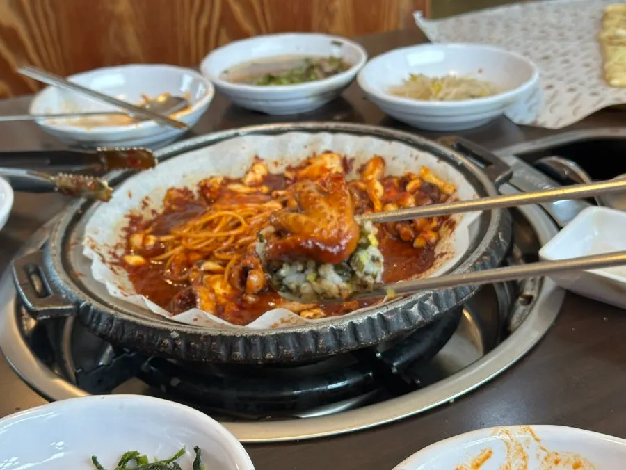 매콤한 소스가 배어든 쭈꾸미 파스타면