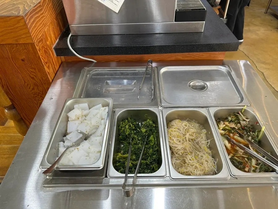 무한리필로 제공되는 기본 반찬 4종