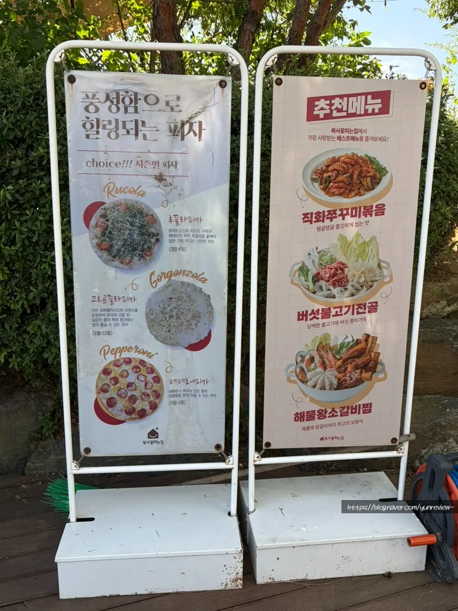 넓은 주차장과 매장 입구 전경