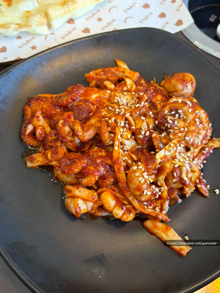 통통한 낙지볶음과 불고기 전골