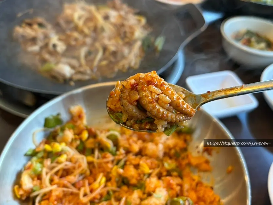 밥을 넣어 비벼 먹는 쭈꾸미 양념