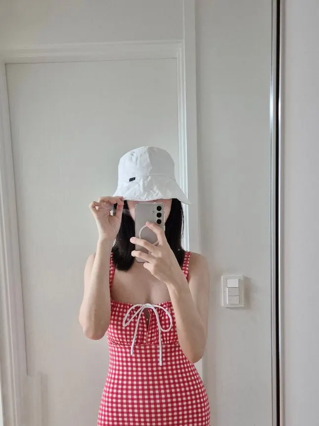 Wearing the gingham shirring tie-up one-piece swimsuit