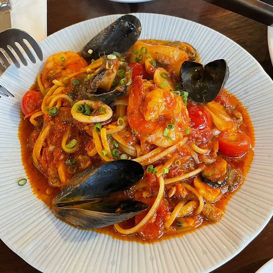 해산물이 가득한 토마토 파스타