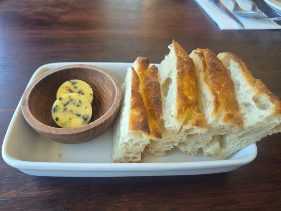 Bokkeriu's pre-meal bread and kelp butter